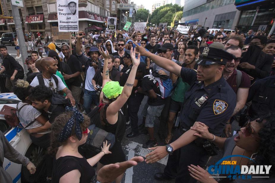 數(shù)千人聚集紐約時(shí)報(bào)廣場(chǎng) 抗議協(xié)警槍殺黑人被判無(wú)罪