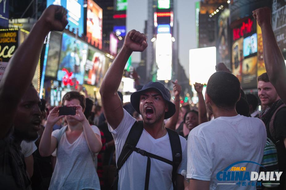 數(shù)千人聚集紐約時(shí)報(bào)廣場(chǎng) 抗議協(xié)警槍殺黑人被判無(wú)罪