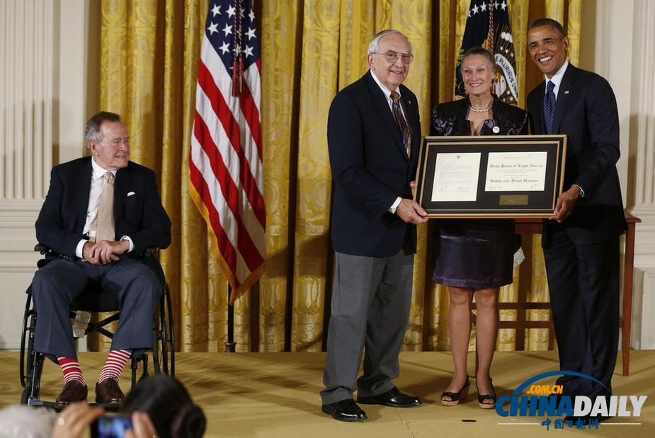 圖:奧巴馬頒獎表彰志愿者 創(chuàng)立人老布什坐輪椅出席