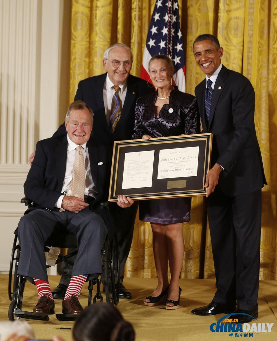 圖:奧巴馬頒獎表彰志愿者 創(chuàng)立人老布什坐輪椅出席