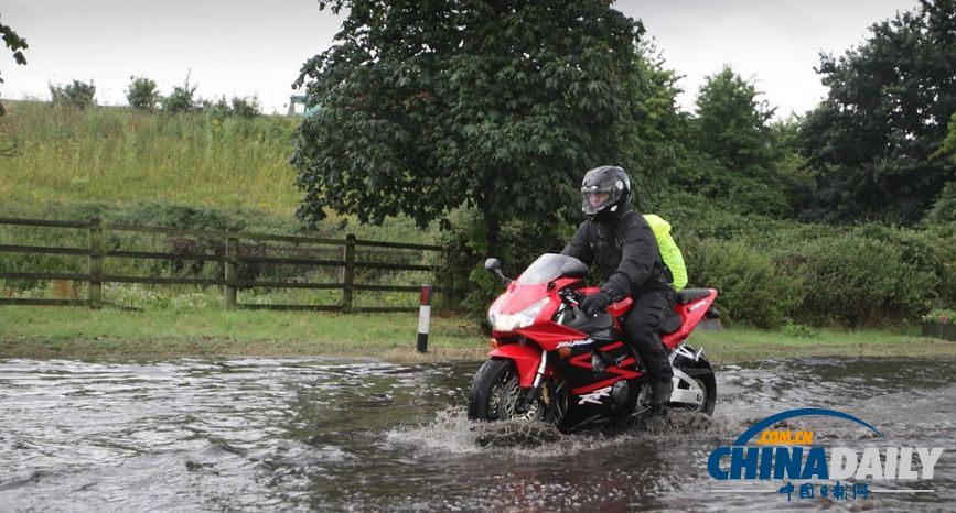 組圖：暴風(fēng)雨終結(jié)英國(guó)酷熱天氣 閃電驚心動(dòng)魄房屋受損