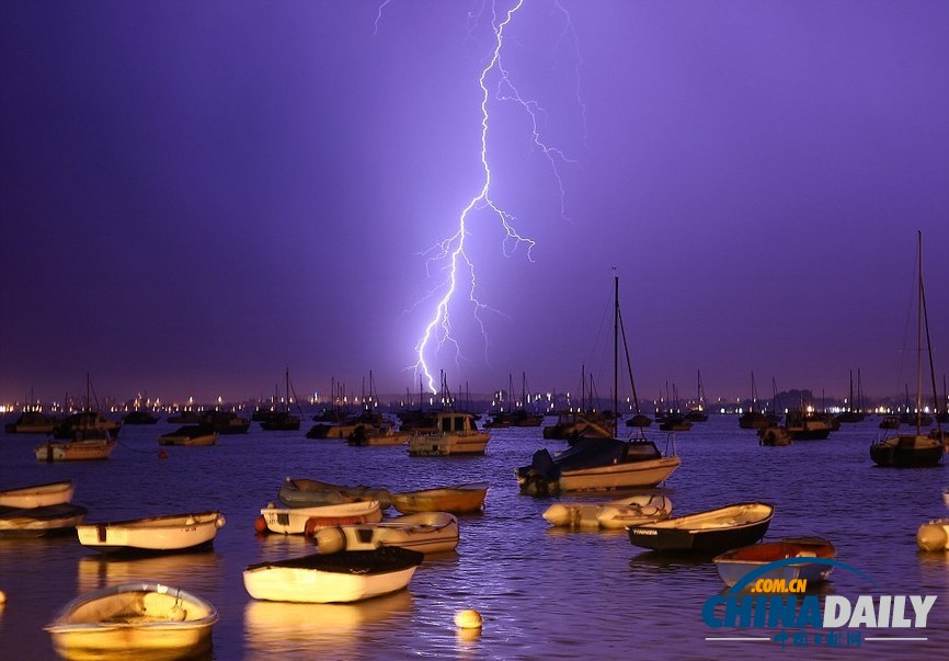 組圖:暴風(fēng)雨終結(jié)英國酷熱天氣 閃電驚心動魄房屋受損