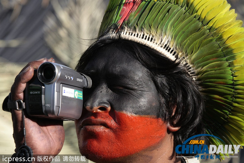 盤點土著人現(xiàn)代化進程 玩單反相機用蘋果電腦