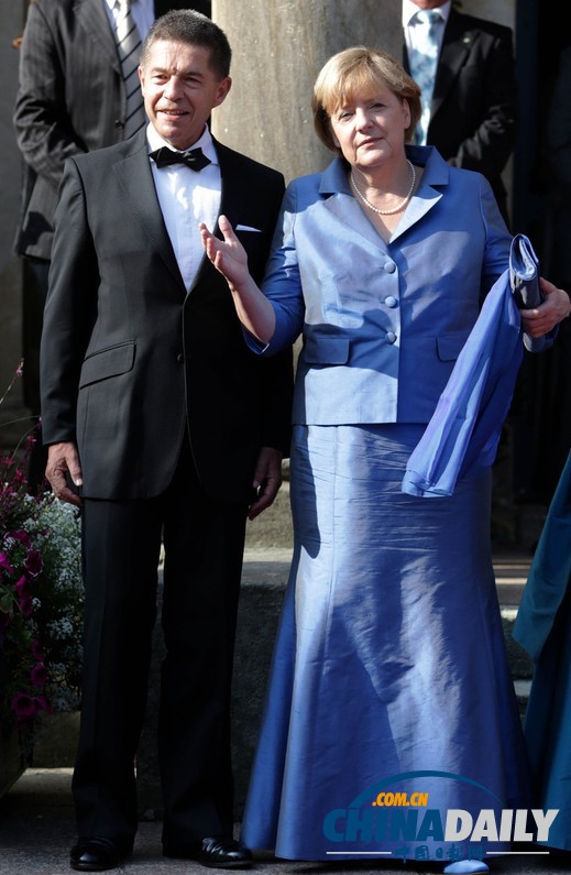 德國(guó)政要出席歌劇節(jié)活動(dòng) 默克爾藍(lán)色長(zhǎng)裙驚艷亮相