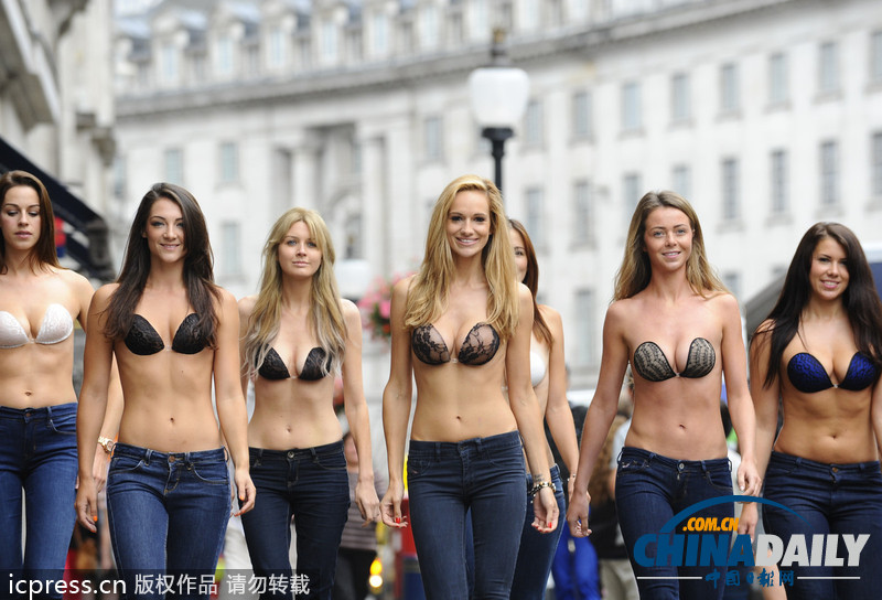 英國街頭性感女模上演火辣隱形文胸真人秀(組圖)