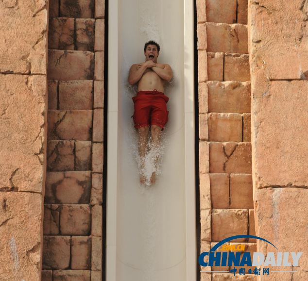 組圖：巴哈馬超酷水滑梯帶來風(fēng)馳電掣體驗(yàn) 與鯊魚“同游”