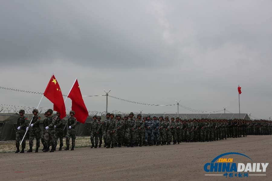 組圖:“和平使命-2013”中俄聯(lián)演野營村舉行開營儀式