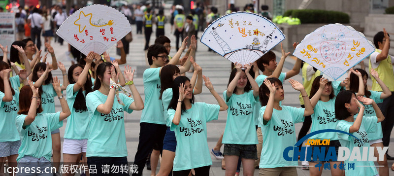 韓國(guó)青年不懼高溫 動(dòng)感舞蹈呼吁夏季節(jié)約用電（圖）