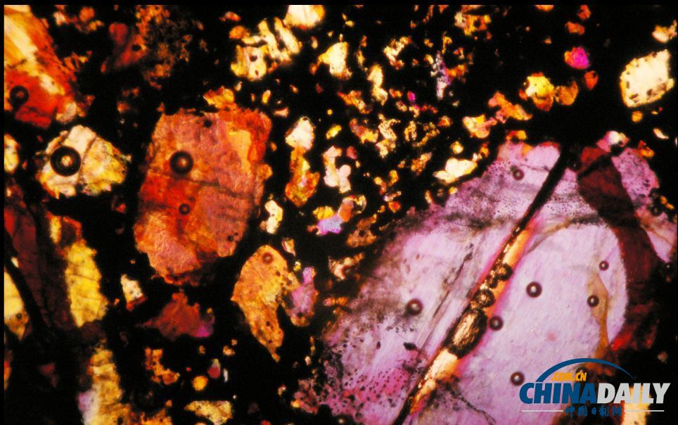 奇妙照片展現(xiàn)45億年前隕石內(nèi)部絢麗“萬花筒”(組圖)