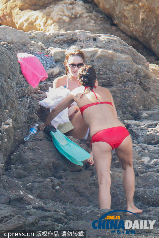 法國(guó)前第一夫人布呂尼海邊度假秀逆天好身材（組圖）
