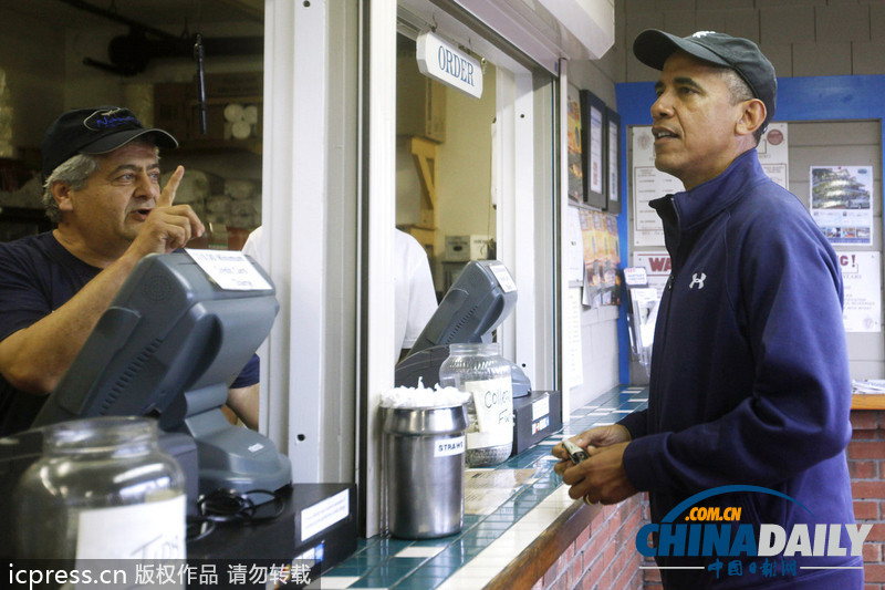 美國(guó)總統(tǒng)奧巴馬悠閑度假 現(xiàn)身餐館引圍觀