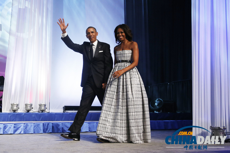 奧巴馬夫婦出席非裔議員頒獎(jiǎng)晚宴 親密擁吻大秀恩愛(組圖)
