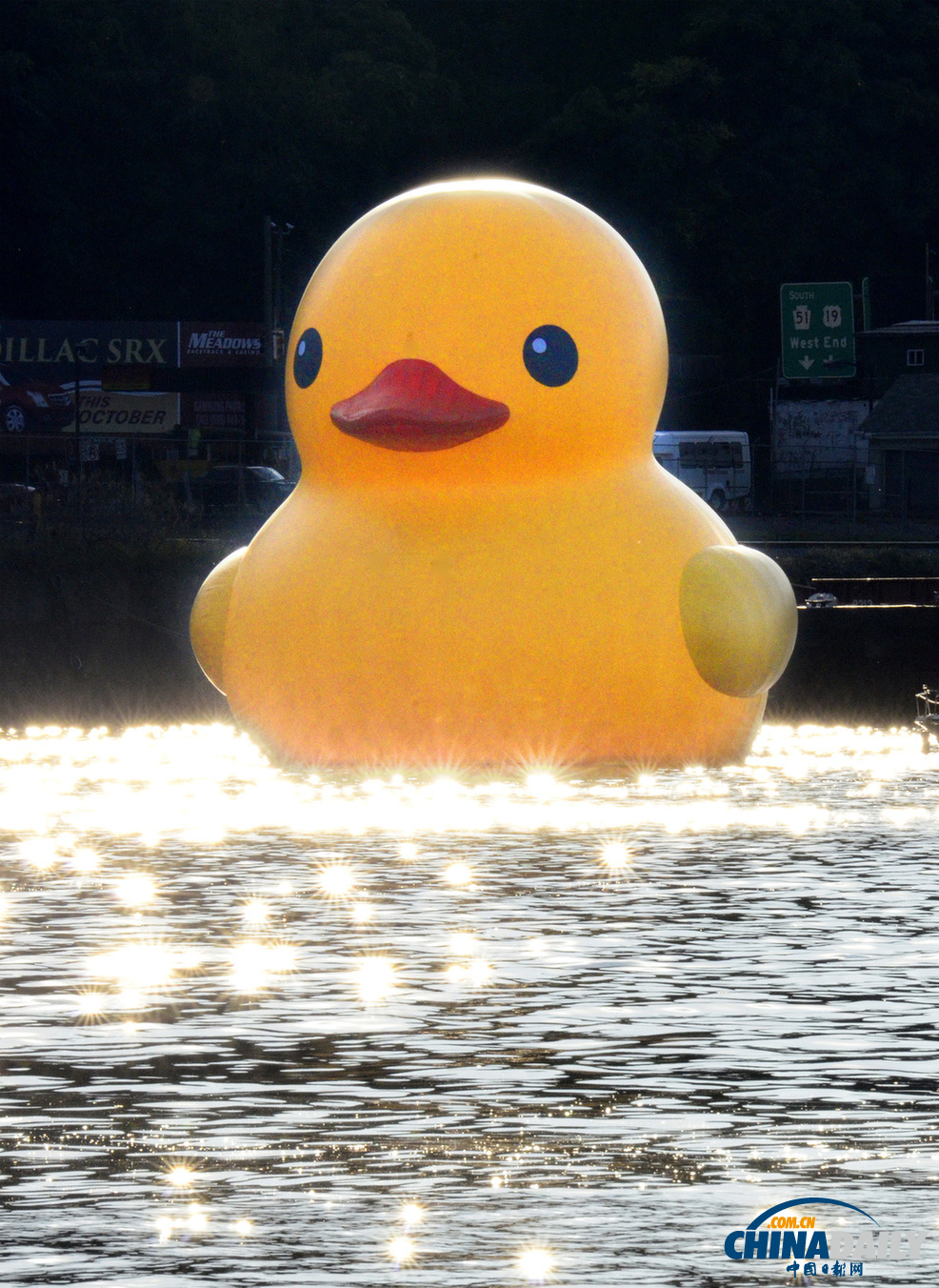 匹茲堡市迎來第一只美國版超萌“大黃鴨”（組圖）