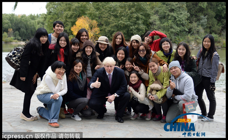 倫敦市長(zhǎng)訪華參觀北大 豎大拇指與學(xué)生合影(圖)