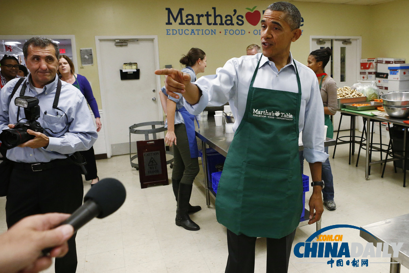 奧巴馬視察食品慈善機(jī)構(gòu) 穿圍裙變志愿者做三明治