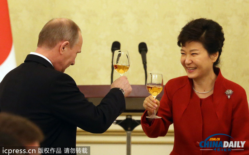 普京訪韓與樸槿惠干杯 兩位單身總統(tǒng)“擦出火花”(組圖)