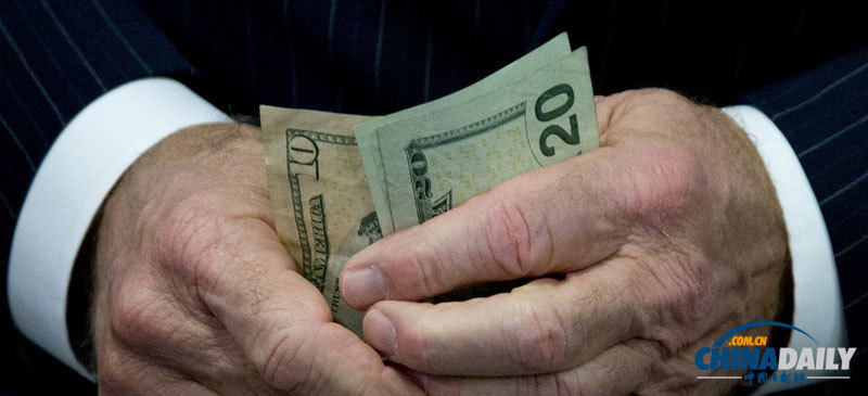 美國副總統(tǒng)拜登前往商店買午餐親自付費 引圍觀