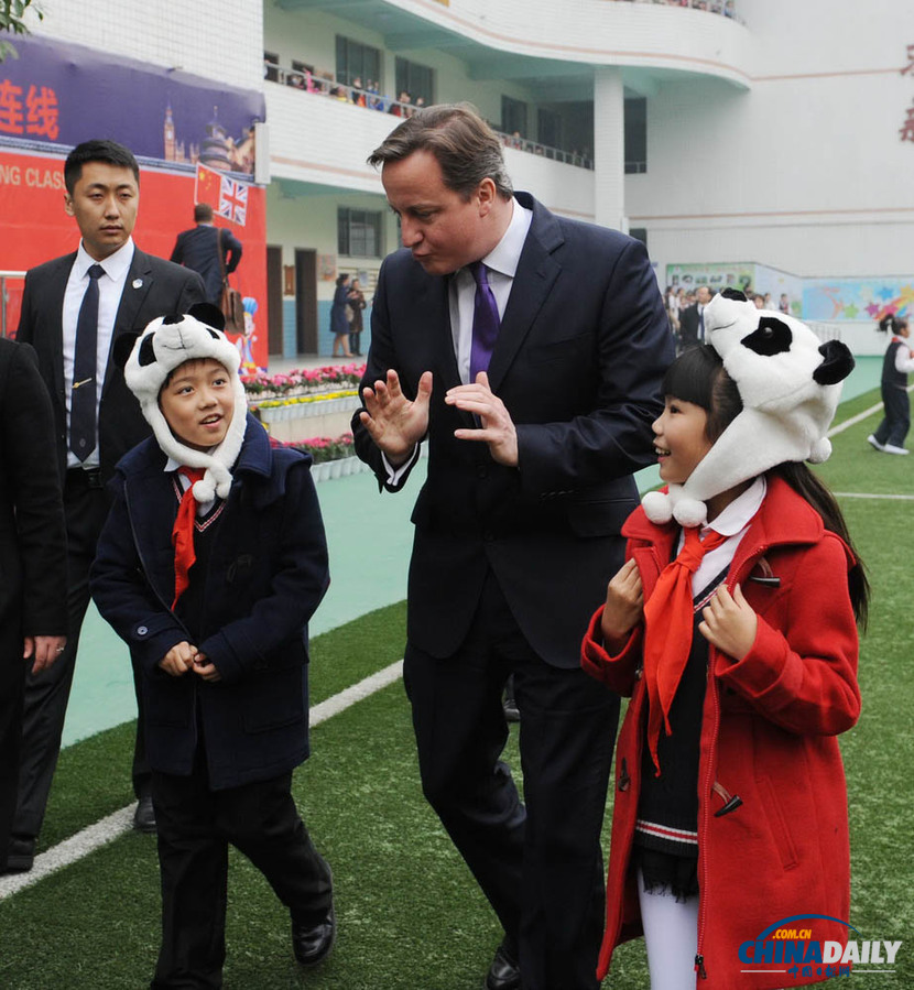 卡梅倫訪問成都 與中國小學(xué)生交流互動、打乒乓球