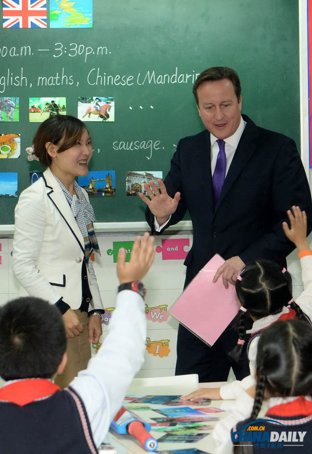 卡梅倫訪問成都 與中國小學(xué)生交流互動、打乒乓球