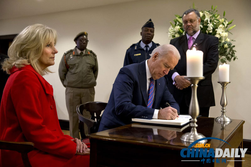 各國(guó)政要悼念曼德拉 奧巴馬夫婦啟程赴南非