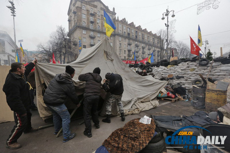 烏克蘭示威者收集柴火擬長期抗爭