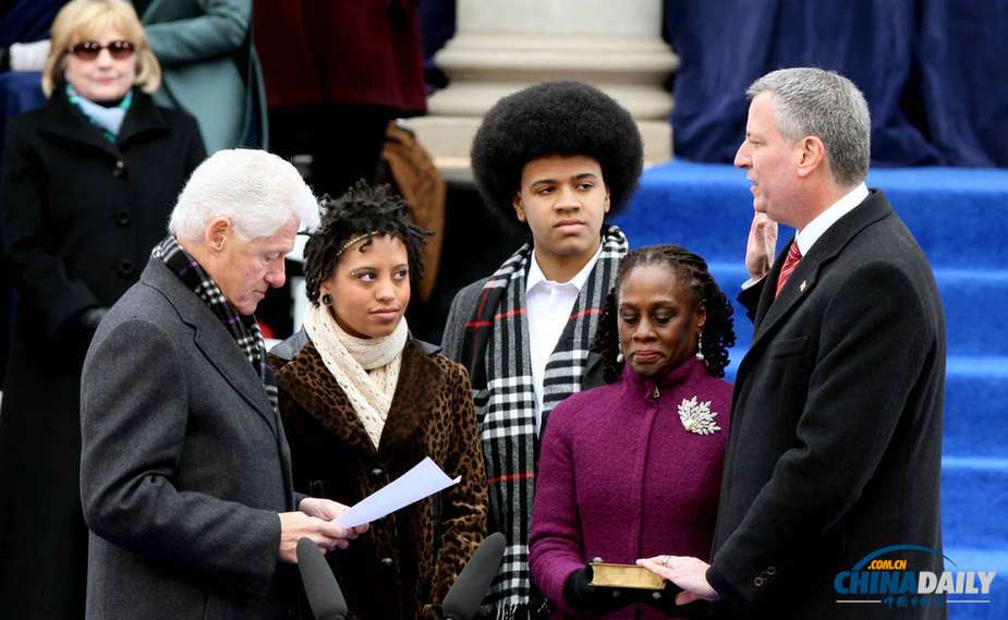 希拉里亮相紐約市長就職典禮 被贊準備最充分總統(tǒng)候選人