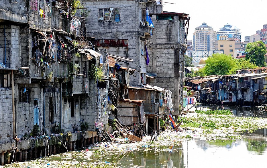 菲律賓首都數(shù)萬(wàn)民眾生活貧困 住臨時(shí)棚屋受洪災(zāi)威脅