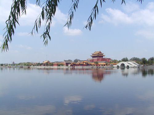 “中國網(wǎng)絡(luò)媒體開封行”記者對龍亭公園進(jìn)行采訪