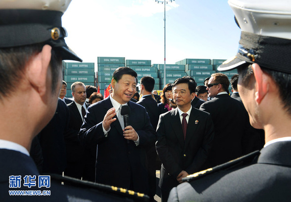 習(xí)近平在洛杉磯參觀中海運(yùn)西港池碼頭