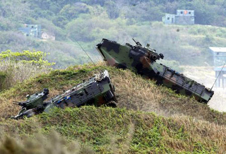臺(tái)軍AAV7兩棲登陸車(chē)操演