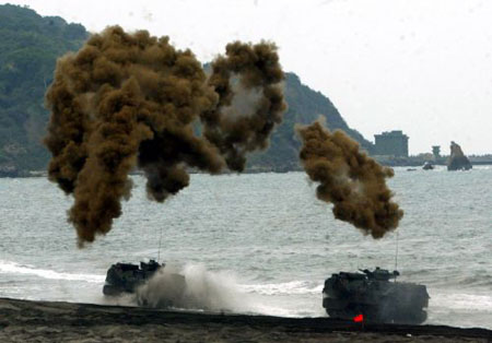 臺(tái)軍AAV7兩棲登陸車(chē)操演