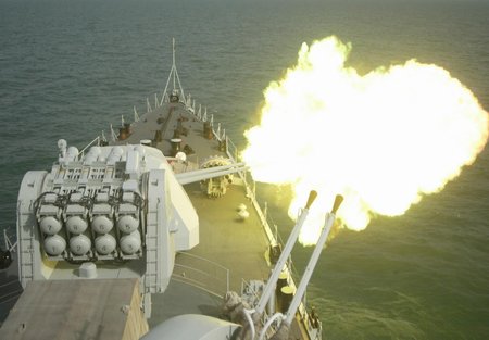 海上編隊實兵演練 “活目標(biāo)”攪動海戰(zhàn)場