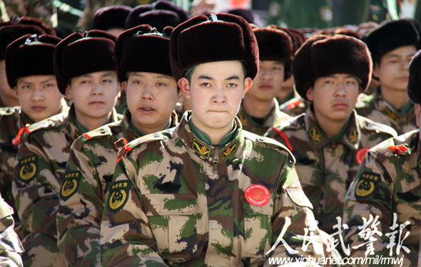 武警新兵飛抵拉薩 
