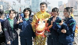 八一跳傘隊員成澳門學(xué)生偶像:都是帥哥靚女