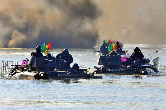 韓國陸軍進行大規(guī)模渡河實戰(zhàn)訓練