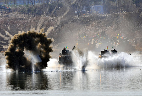 韓國陸軍進行大規(guī)模渡河實戰(zhàn)訓練