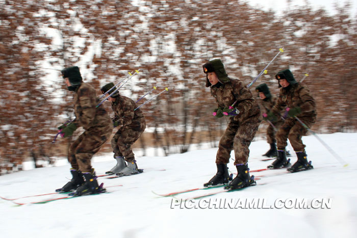 邊防某部機(jī)動(dòng)步兵連冬季體能訓(xùn)練