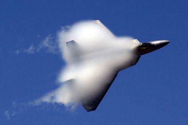 美F-22隱身戰(zhàn)斗機(jī)