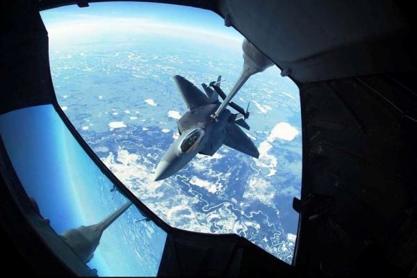 美F-22隱身戰(zhàn)斗機(jī)