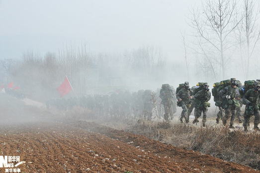 濟南軍區(qū)某裝甲旅冬季野營演練16種戰(zhàn)術