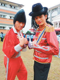 臺高校辦星光秀 學(xué)生扮貓王老師演杰克遜