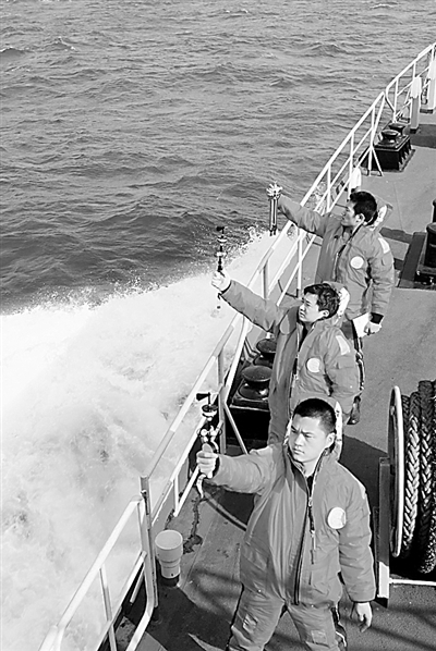 中國海軍破冰船緊急展開海上破冰救援