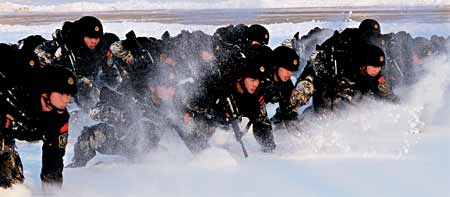 中國(guó)“雪豹突擊隊(duì)”魔鬼式訓(xùn)練挑戰(zhàn)極限(組圖)