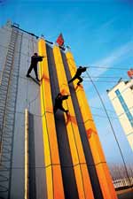 中國(guó)“雪豹突擊隊(duì)”魔鬼式訓(xùn)練挑戰(zhàn)極限(組圖)