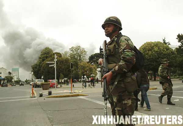 智利政府向災區(qū)增派軍隊維持秩序[組圖]