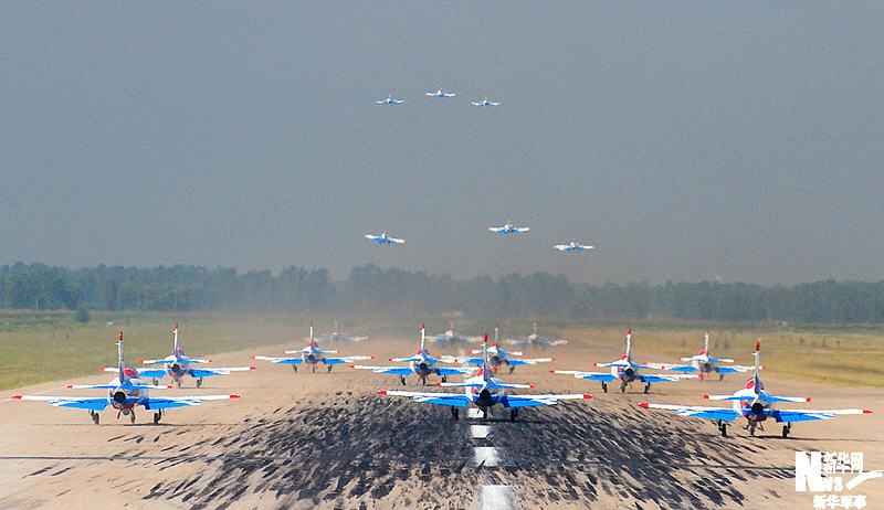 節(jié)日特輯：翱翔在藍(lán)天下的女殲擊機(jī)飛行員