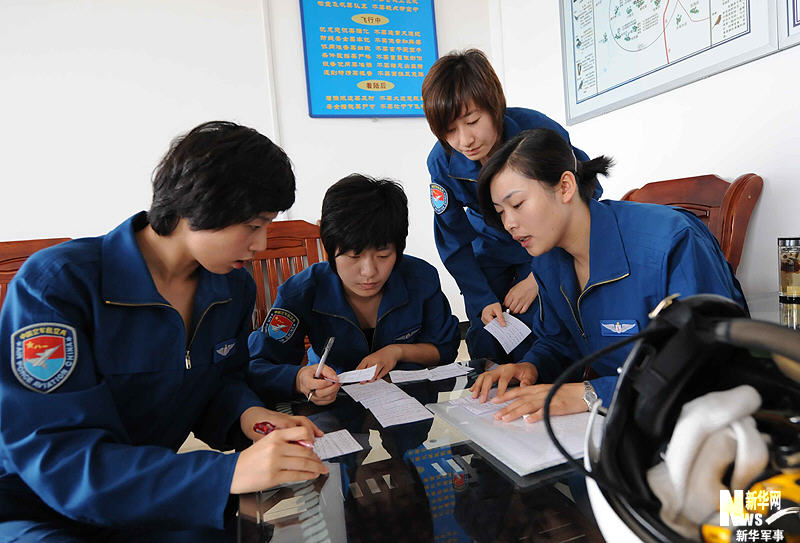 節(jié)日特輯：翱翔在藍天下的女殲擊機飛行員