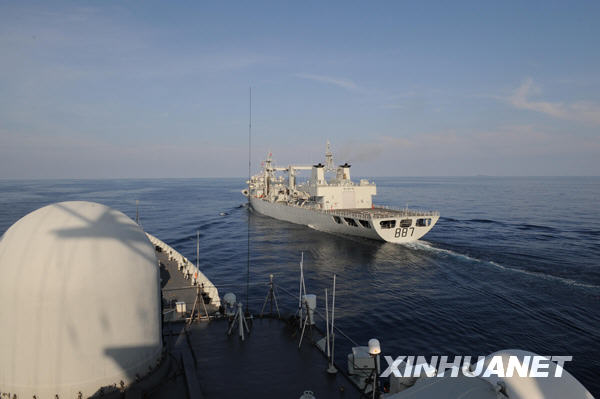 中國海軍第五批護(hù)航編隊(duì)進(jìn)行首次海上補(bǔ)給