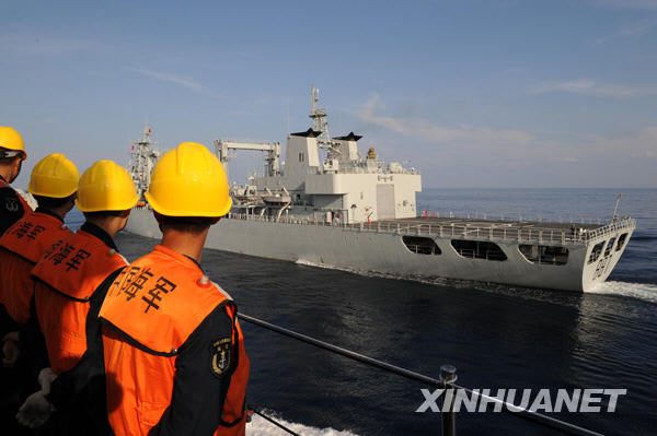 中國海軍第五批護(hù)航編隊(duì)進(jìn)行首次海上補(bǔ)給
