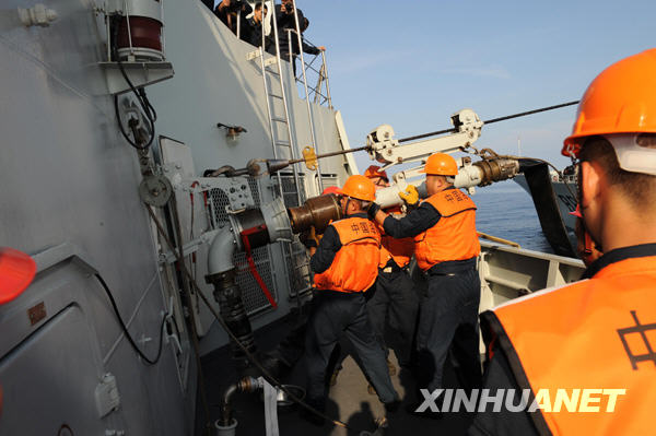 中國(guó)海軍第五批護(hù)航編隊(duì)進(jìn)行首次海上補(bǔ)給